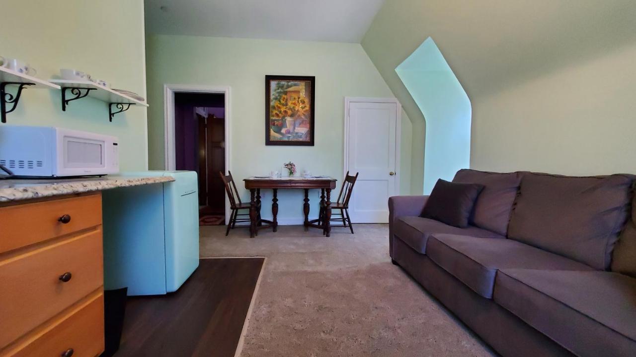 Bed and breakfast Gifford-risley House Media