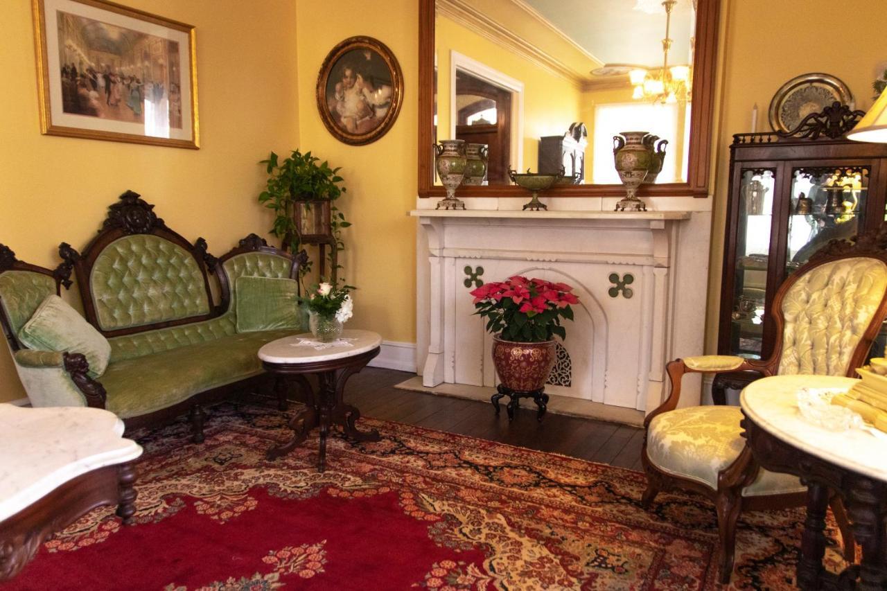 Bed and breakfast Gifford-risley House