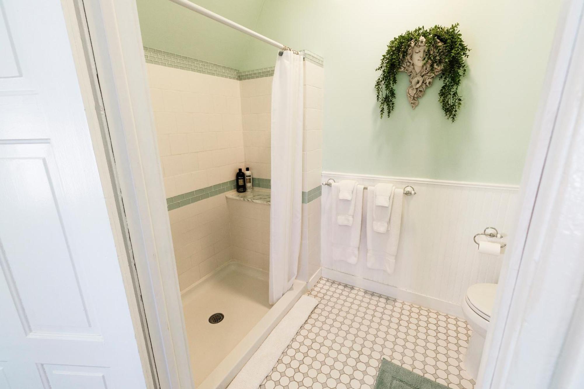 Bed & Breakfast Gifford-risley House Media